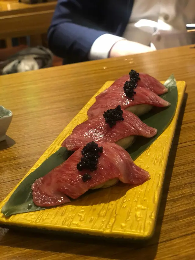 招牌菜，一份四件，和牛面經過火炙，咬落去啲蠔汁咇出嚟，超正