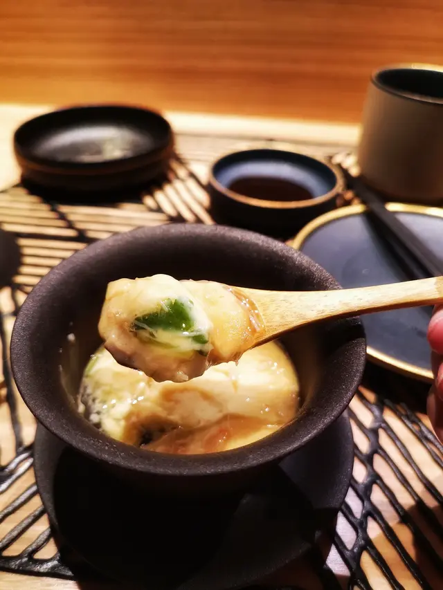 再來茶碗蒸，打開碗蓋已聞到陣陣蛋香，以上湯蒸成的蛋份外綿滑，口感只能說一個滑字，高水準之作配以元貝絲、雞肉粒、冬菇粒等，令口感更為層次豐富
