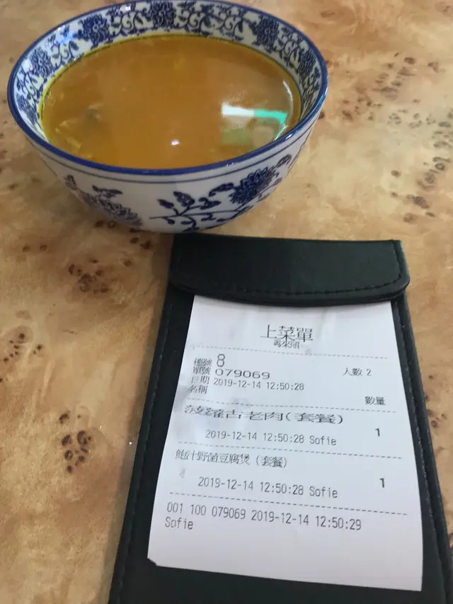 百四蚊左右一餐，有中湯又有茶，小菜包埋一大碗飯，算抵👍