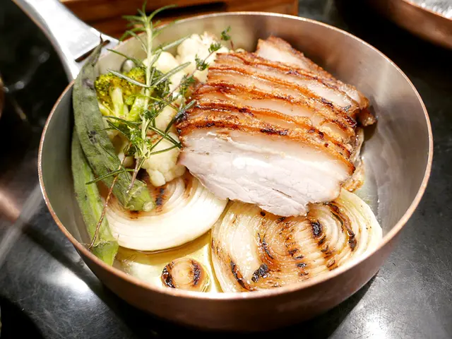 烤豬腩肉香草汁蘋果醬