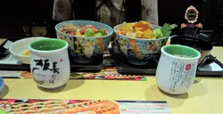 什锦刺身丼定食 + 海胆樱花丼定食 + 面豉汤 + 蔬菜沙律