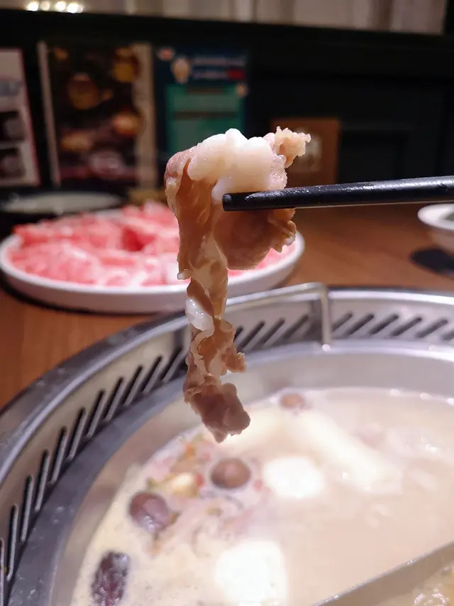 來羊肉專門的火鍋店當然要點份羊～
羊的拼盤也很多選擇
我們選擇了這份感覺比較性價比高的，
賣相非常吸引，很大一份拼湊起一碟花

很少在普通的火鍋店點羊肉，因為怕不新鮮，會很騷
但他們家的羊據悉是只用天然牧場放養的6個月大幼羊

我給這份羊非常高的評價，肥瘦有致，
薄切的幼羊小小塊不要滾太久，吃起來確實肉質格外新鮮嫩滑，完全不會有臭或膻的口感
而且他們對自家的羊很有信心，還推薦不用蘸醬料的喔
輕輕一滾，已能帶出濃濃的羊肉鮮味。

順帶一提其他的款式還有愛心，太陽等形狀，肉類也更豐富