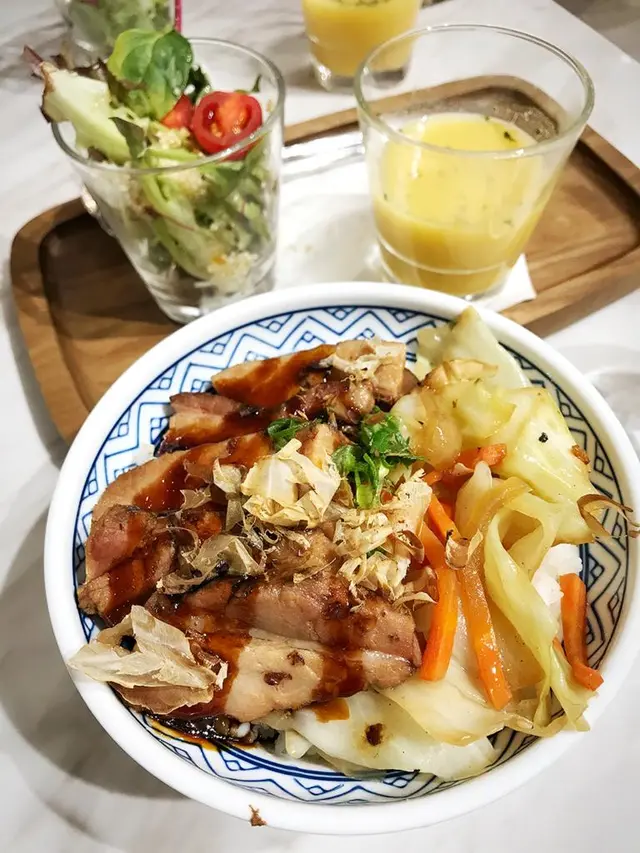 連沙律和餐湯，十分大碗，本人算是大食的女生也吃不完