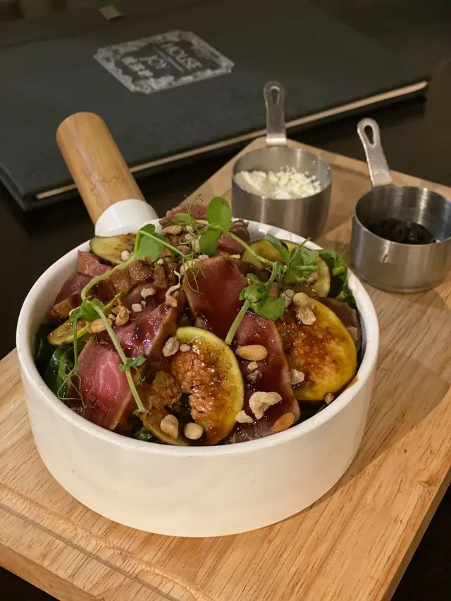 香煎半熟深海黃鰭吞拿魚配菠菜苗,法國羊奶芝士,無花果黑醋汁