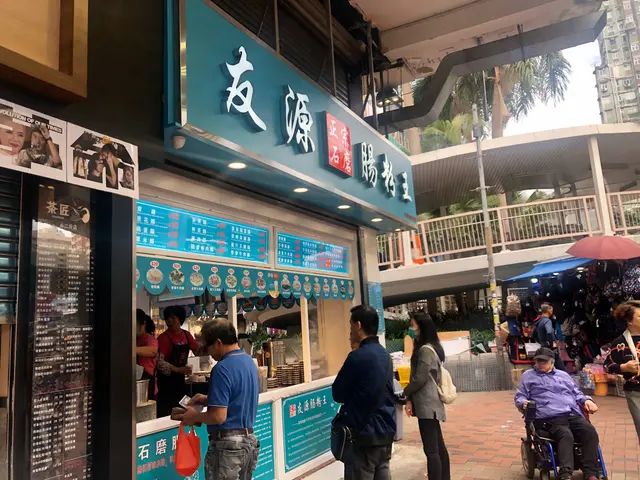 就係左邊呢位藍衣熟客打尖,入面呀姐見我影相,有啤住我