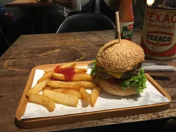 经典牛肉汉堡配薯条