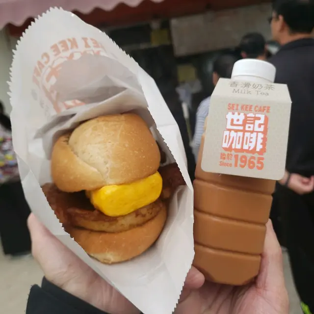 厚蛋豬扒包 和 凍奶茶