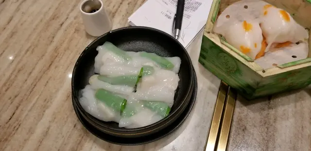 翡翠日本帶子腸粉(左)