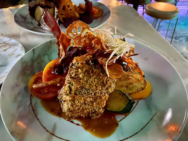 香草芥末燒羊鞍配露絲瑪莉汁