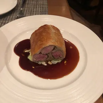 Lamb  fillets  served  in  puff  pantry