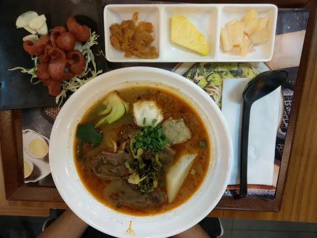 紅燒牛肉麵 + 小食台灣腸