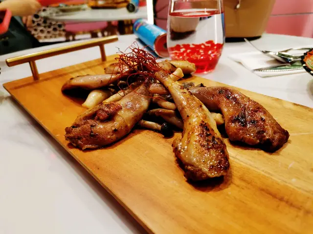 法國慢煮鵪鶉腿配炒野菌