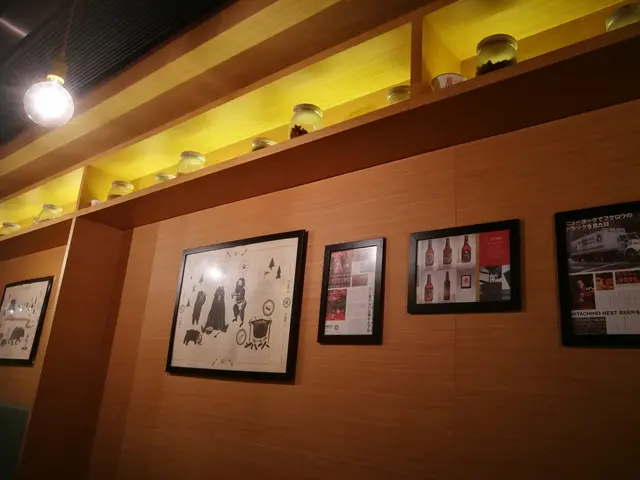 牆上掛滿不同的壁畫