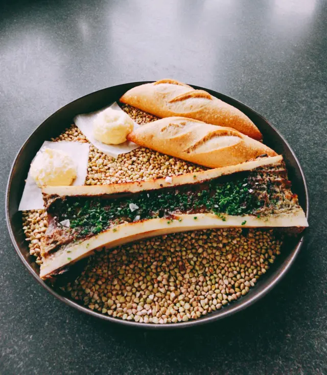 自家製麵包太硬!如果用軟包比較好, 咁就可以吸收牛骨髓啲牛油!更好味! 牛骨髓烤得好好! 賣相都唔錯!但個包就好失分