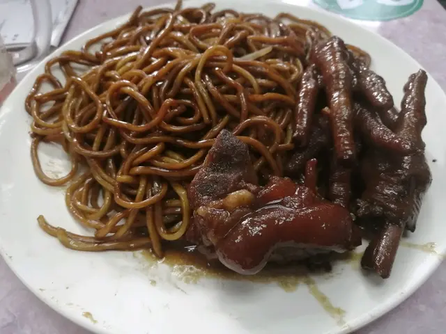 炆大細腳黑豉油乾撈面