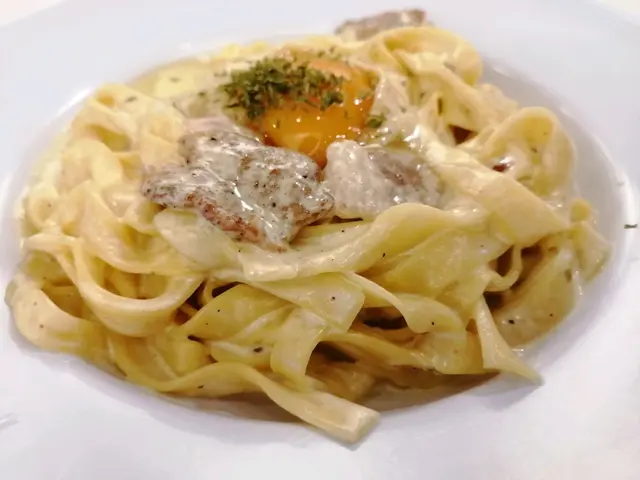 忌廉汁自家製醃肉日本雞蛋配手製闊麵