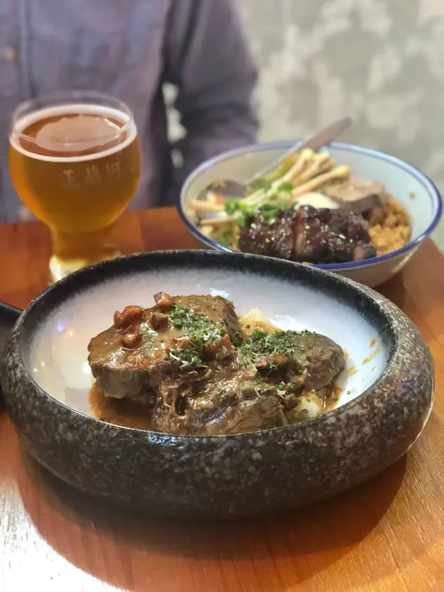 卡邦尼亞式臘味炆和牛面頰肉配煎腸粉