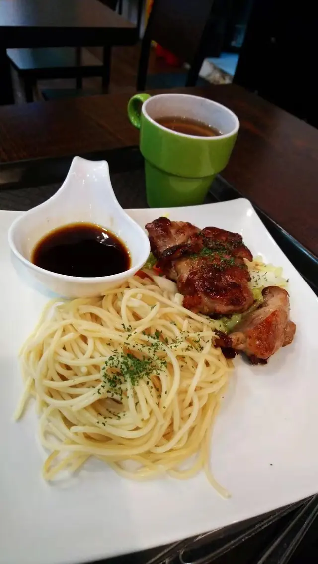 香草煎烤雞扒意粉配燒汁+熱老薑紅棗