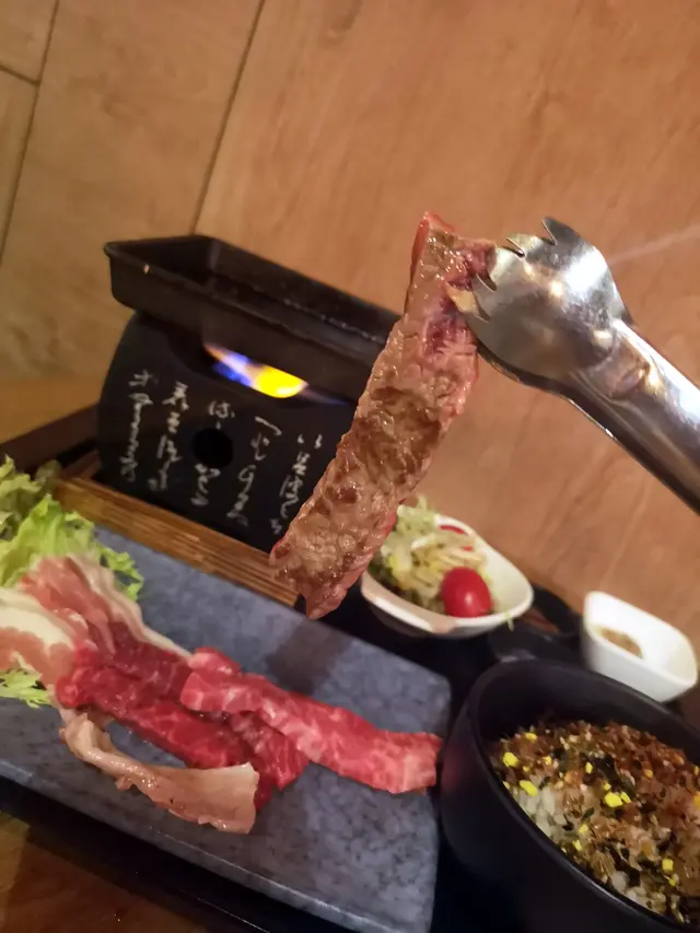拼盤有３款——和牛前胸肉﹑牛肩肉和豚肉
上檯已見肉的色澤飽滿新鮮👍🏻
附上一個已加牛油的小火爐，一落和牛發出嘅吱喳聲...都咪話唔頂癮🤤🤤
火候夠強，薄身的和牛輕輕微燒三兩下已散發出牛油同牛肉嘅香氣
咬落軟滑香濃，齒頰留香

豚肉肉質同樣夠豐潤鮮嫩，全熟都不會覺得韌，
撈埋飯口感更豐富，一啖肉一啖飯完全停唔到口，店員唔該再嚟一份丫！