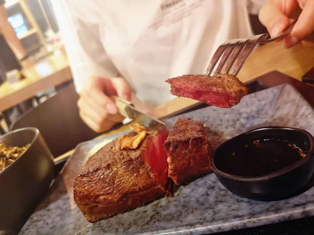 想食板腱牛扒，嚟到一場緊係要個頂級~!😍每日限量供應架
枝腱牛扒位於牛肩胛，呢個部位較少活動，肉質較為柔嫩

食靚野我一定叫五成熟，而呢個板腱牛絕對係驚喜之作😍🤩
唔好見佢厚厚實實，切開內裡係極完美嘅五成熟粉嫩，呢個控制度非常抵讚
板腱牛嘅油花分佈均勻，用蒜蓉片煎過更為香口
肉汁濃郁，咬落牛香四溢，質感極為鮮嫩細膩
再配埋旁邊伴有嘅蒜鹽同燒汁，令口感帶上更高層次