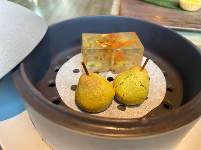 桂花糕和一個啤梨形狀的酥