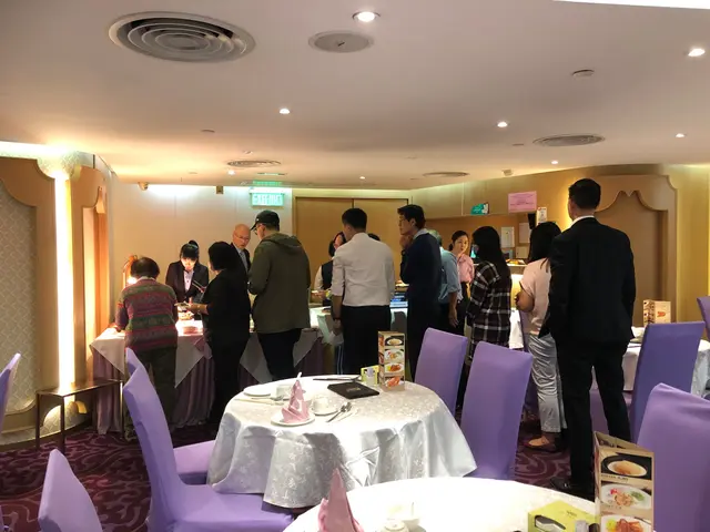 排隊取北京片皮鴨及煎牛柳