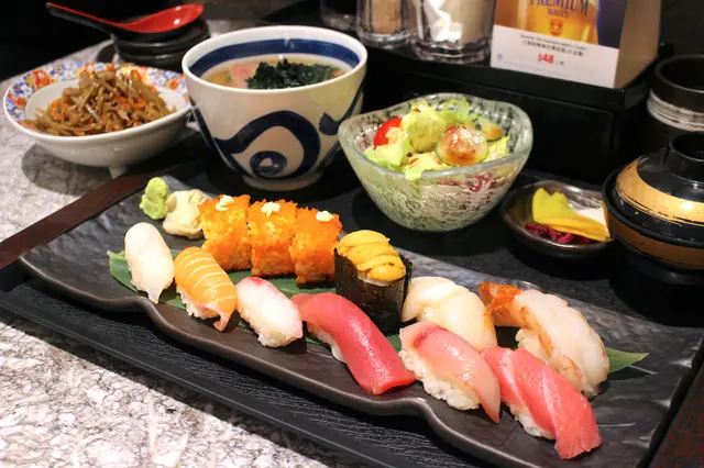 中吞拿魚腩、赤身、三文魚腩、油甘魚、赤蝦、帶子、海膽軍艦、時令魚兩款、卷物三件、牛肉烏冬、味噌湯、沙律及漬物