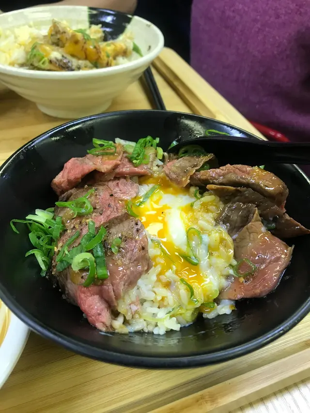 慢煮火炙牛腹扒丼