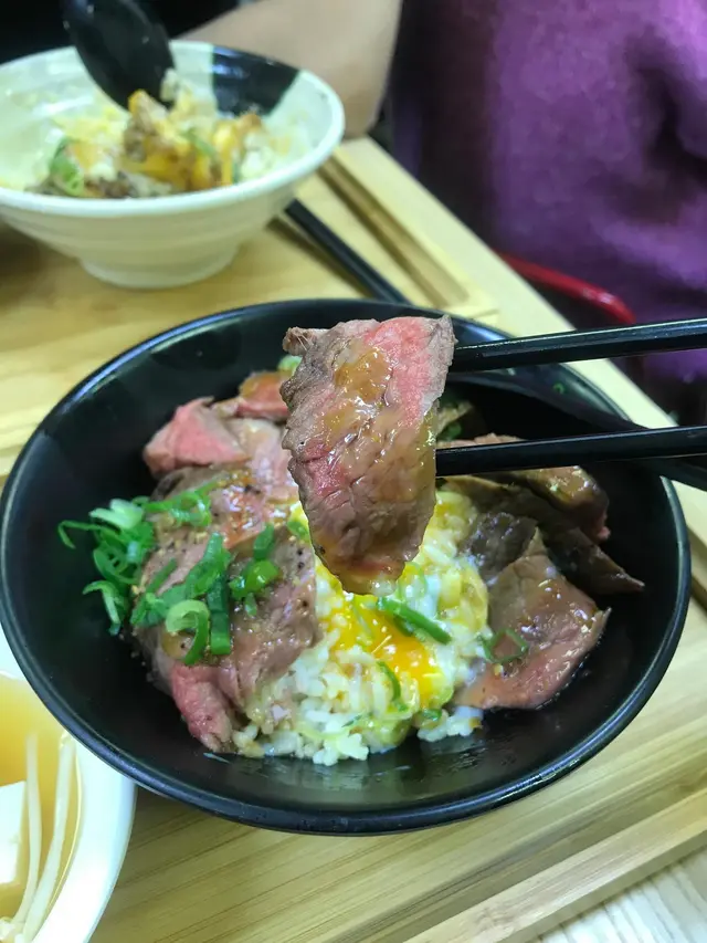 慢煮火炙牛腹扒丼