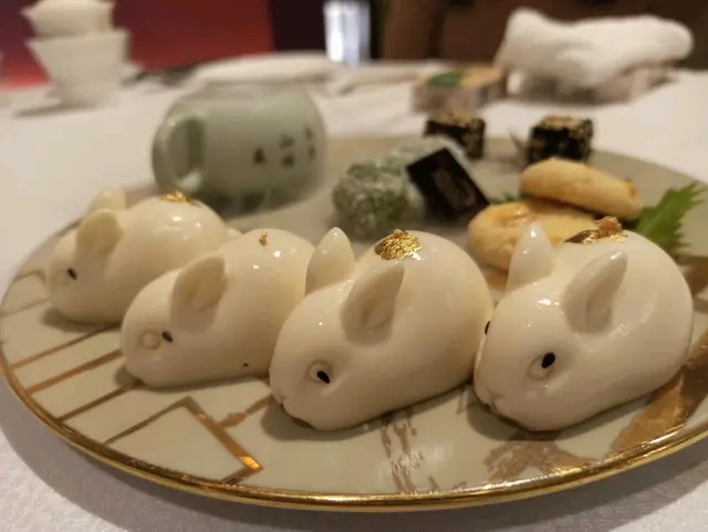免費餐後甜品，有乾冰會噴煙，賣相味道都好