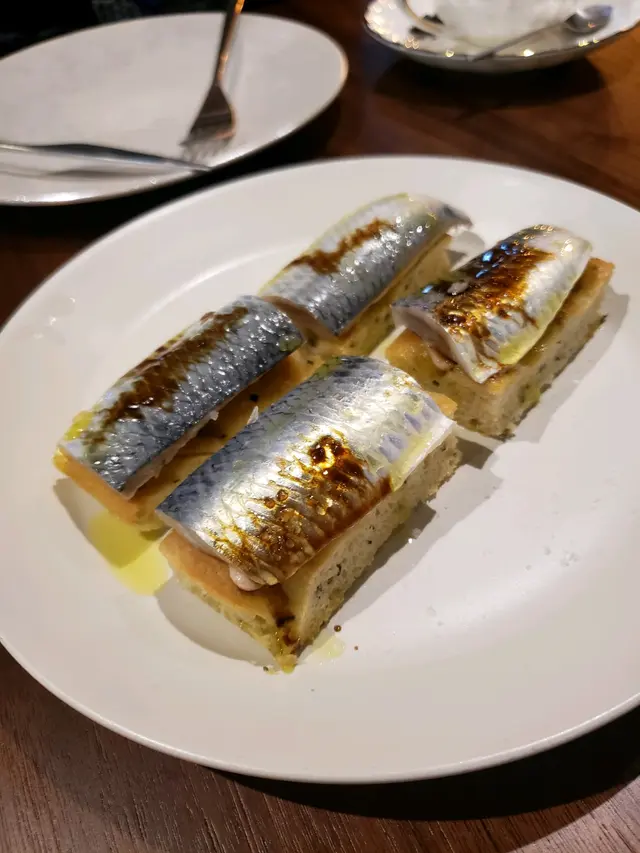 醋醃新鮮沙甸魚伴橄欖油多士