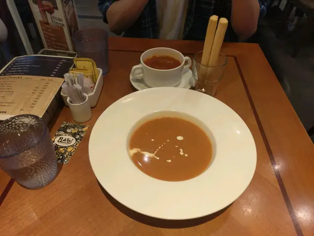 前:法式龍蝦湯(加$28升級);後:羅宋湯