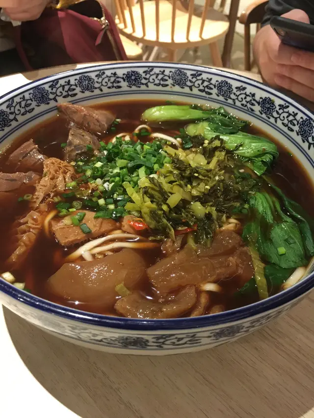 因為多人share所以叫左個珍寶麵，係傳統牛肉麵味道～