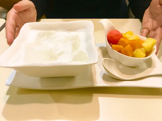 比起黑涼粉，白涼粉則較遜色。質地似蒟蒻，但又冇咩味。