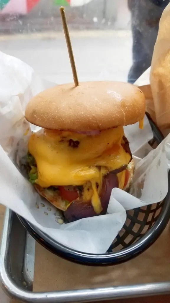 另加生洋蔥($2) 嘅烤菇芝士牛堡($55),漢堡扒用慢煮方法,再即場煎香,配上烤菇,芝士,好味多汁