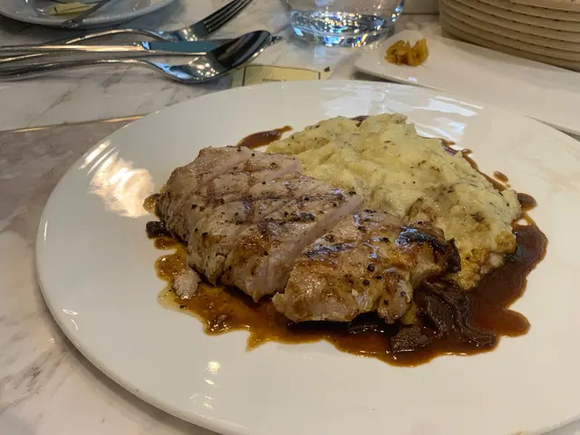 牛肝菌黑毛豬扒配黑松露薯蓉