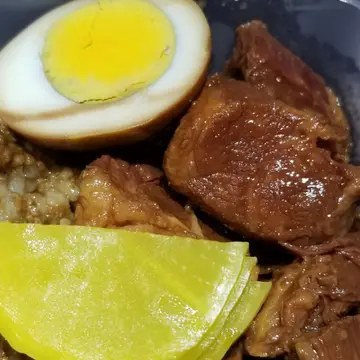 香菇肉燥滷牛腩飯 (連紙包烏龍茶)