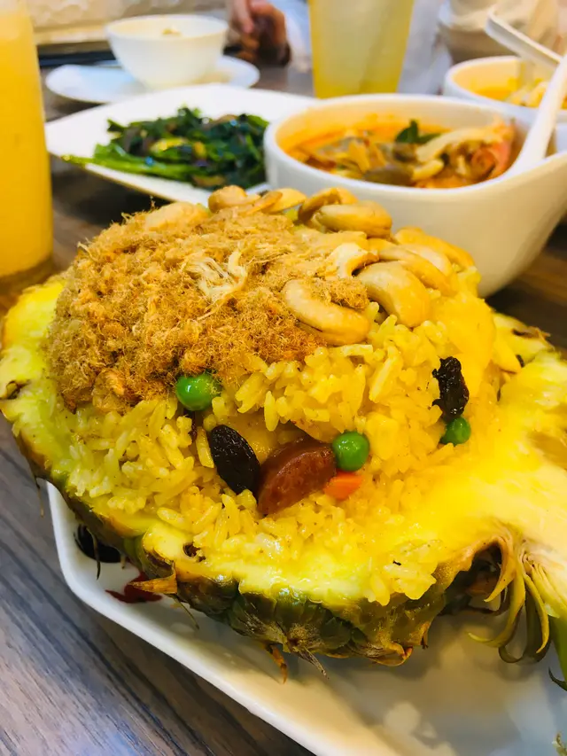 原個菠蘿海鮮炒飯