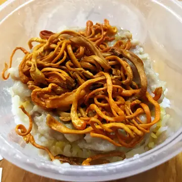 虫草花肉饼蒸饭