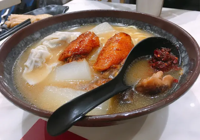 瑞士雞翼+黑松露雞肉水餃+香甜蘿蔔+蠔油炆花姑油麵(麻辣汁)