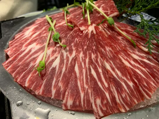 份量都算合理，
牛肉油花分佈均勻，
涮熟左之後肉質軟嫩又不失嚼勁，肉香十足！👍🏻