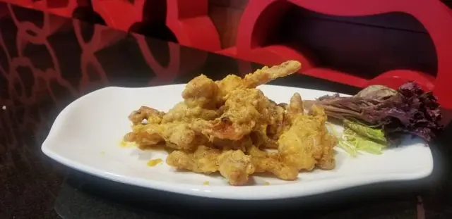 
我知好邪惡，但實在按奈不住點都要一試那軟殻蟹沾滿了鹹蛋黃的滋味，未入口都聞到鹹蛋黃的香味，入口真是不得了，惹味到忍唔住不停地吃，雖然好有罪惡感，但今次就讓自己放縱一次吧。
