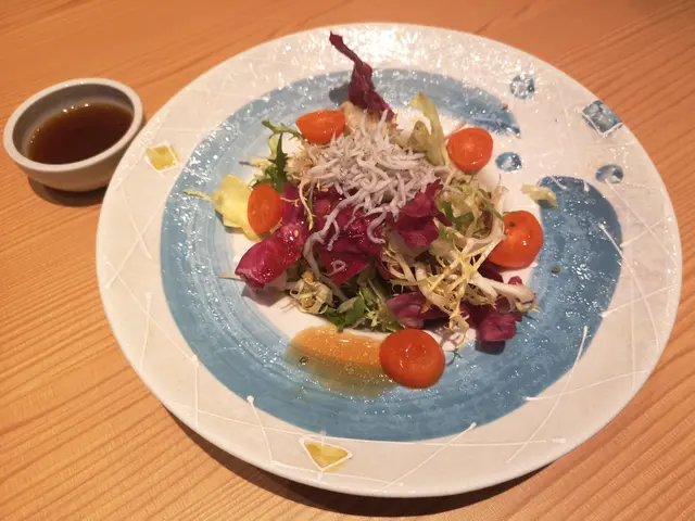 上面鋪了很多銀魚還是白飯魚之類的小魚~肉質很細嫩鮮美,
沙律菜口感也很爽脆新鮮,不錯