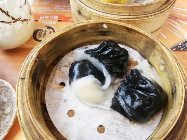  依個蝦餃依間鋪本身已經係得3粒，但佢個size還要超級縮水自稱微你，但黑白皮完全無特別味道，蝦米一米無筍無肉，我用不知所謂去形容都算比面你， 燒賣豬肉用機攪，你做點心專門店依個食客都知既切肉燒賣常識，一句已經證明你個燒賣何其失敗