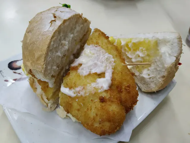 芝士炒蛋魚柳包