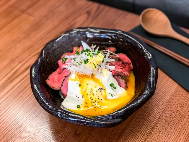 酸忌廉慢煮牛柳丼