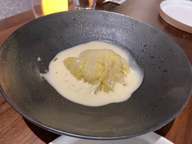 野生鱈魚配椰菜及燻魚籽伴鯷魚溫熱醬