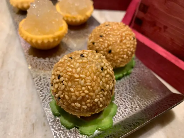 黑白芝麻炸成煎堆仔嘅外皮,
芝麻流心好正,香味十足!