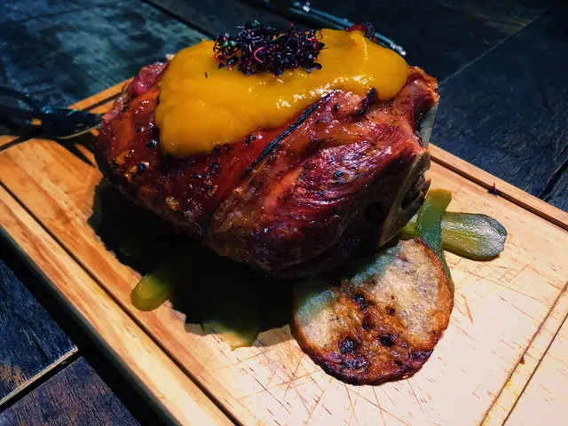 慢煮啤酒焗德國咸豬手 Slow cook pork knuckle with beer