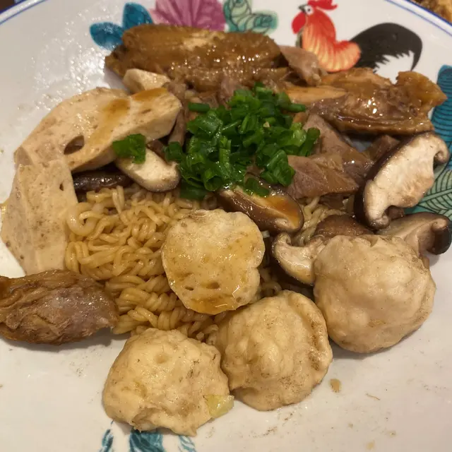 自選滷味王子麵(豬腱肉、雞翅膀、百頁豆腐、香菇、花枝丸)